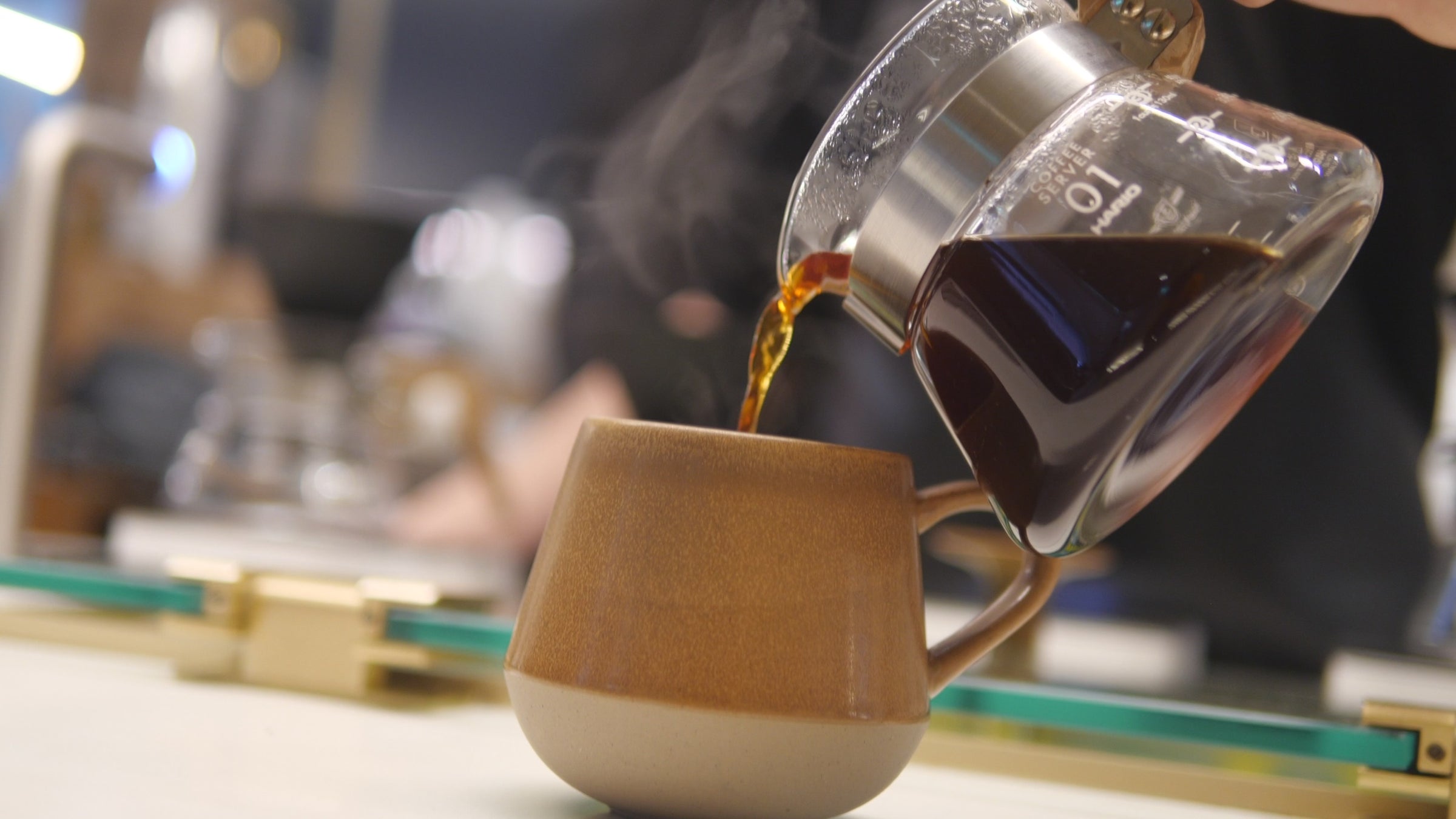 Café filtrado servido en una taza